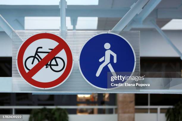 stop cycling sign, pedestrian on priority - stadion tafel stock-fotos und bilder