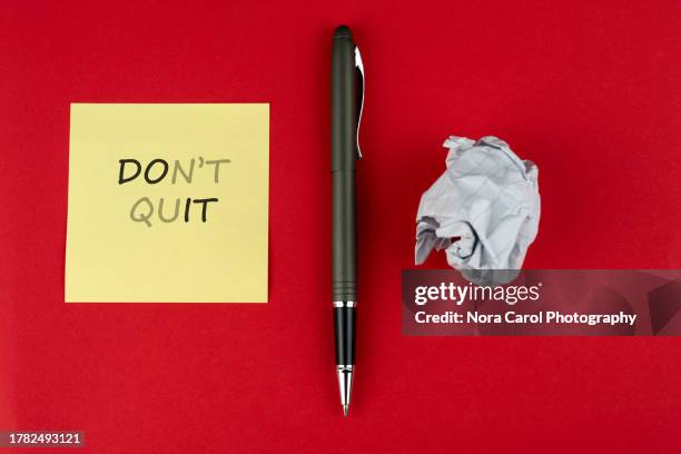 words of encouragement don't quit text on adhesive note - dont change stock pictures, royalty-free photos & images