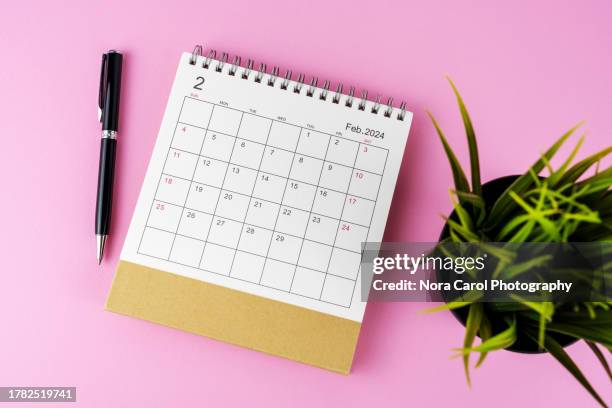 february 2024 desk calendar on pink background - february stock pictures, royalty-free photos & images