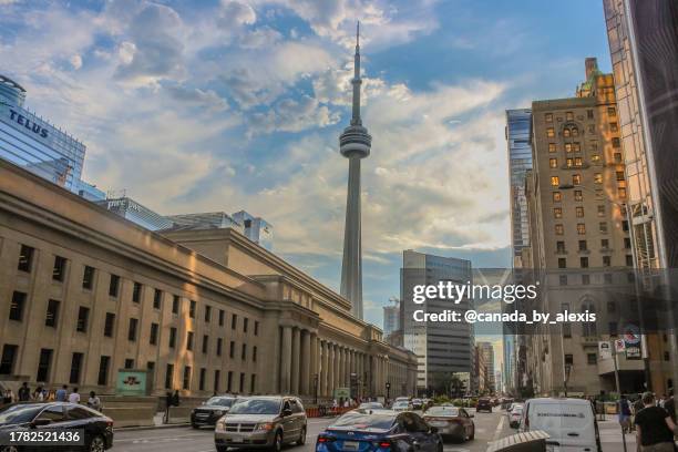 toronto union station und cn tower - yonge street stock-fotos und bilder