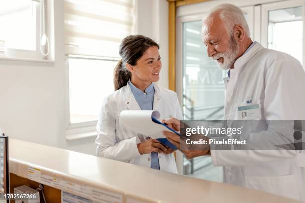 médicos conversando no hospital - executivo chefe de operações - fotografias e filmes do acervo