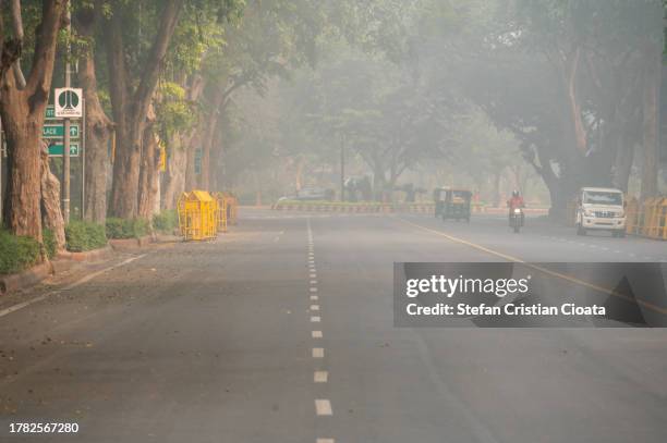 polluted air on a boulevard in new delhi in morning, india - new delhi pollution stock pictures, royalty-free photos & images