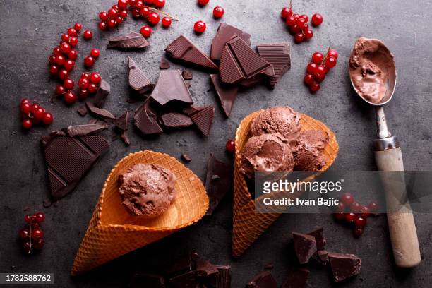 chocolate ice cream - chocoladeijs stockfoto's en -beelden