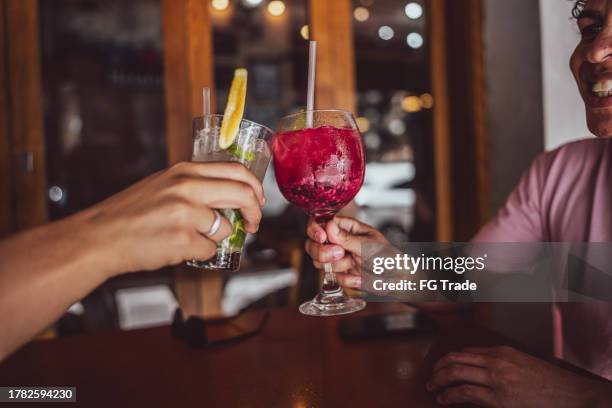 primo piano di una coppia gay sul brindisi celebrativo - caipirinha foto e immagini stock