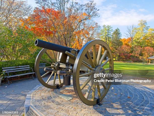 memorial canon on grounds of lilac park in downtown lenox massachusetts - condado de berkshire imagens e fotografias de stock