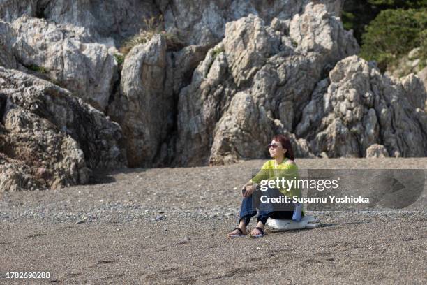 a woman enjoying a vacation trip in the fall. - 愛知県 photos et images de collection