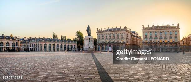 panoramic view of the place stanislas (stanislaw square) with the stanislas statue in the center, nancy, meurthe et moselle, lorraine, eastern france. - historische wijk stockfoto's en -beelden