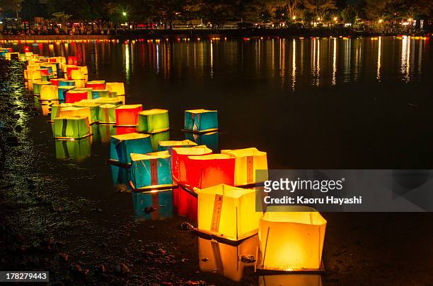 toro-nagashi, at hirosawanoike, kyoto - floating lanterns stock-fotos und bilder