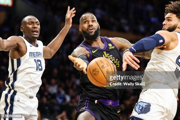 Los Angeles, CA Los Angeles Lakers LeBron James passes the ball between Memphis Grizzlies' Bismack Biyombo and David Roddy at theCrypto.com Arena on...