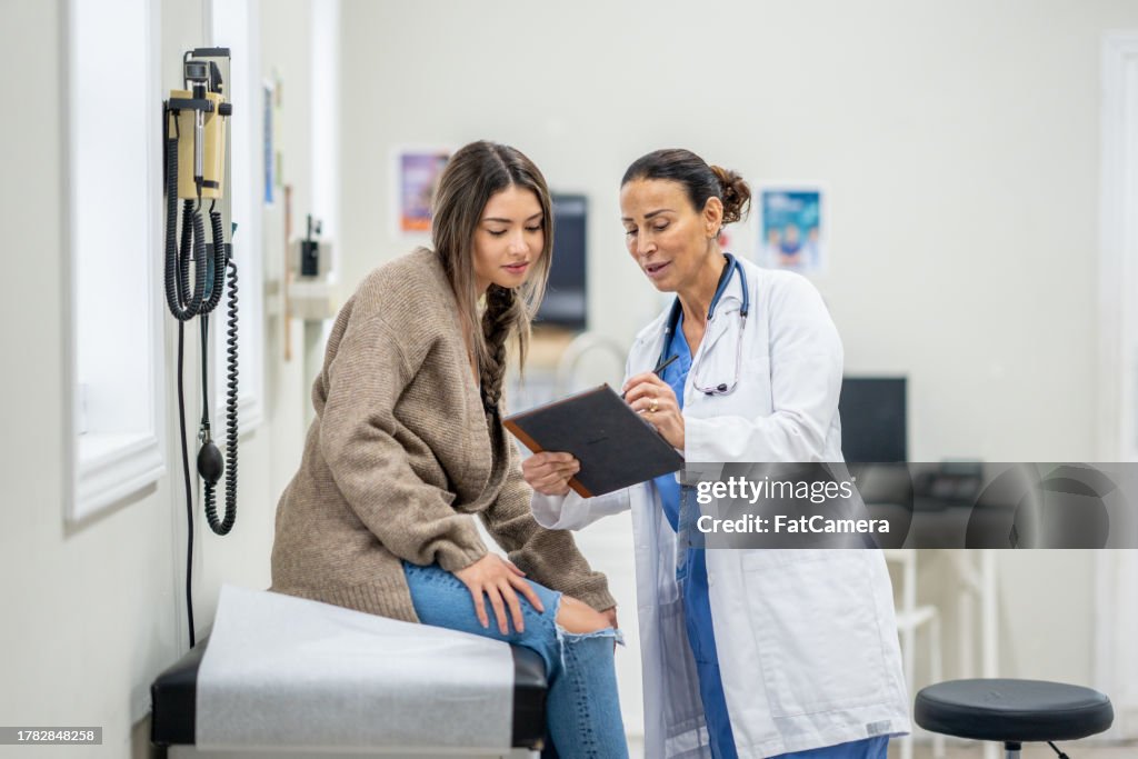 Adolescente em consulta médica