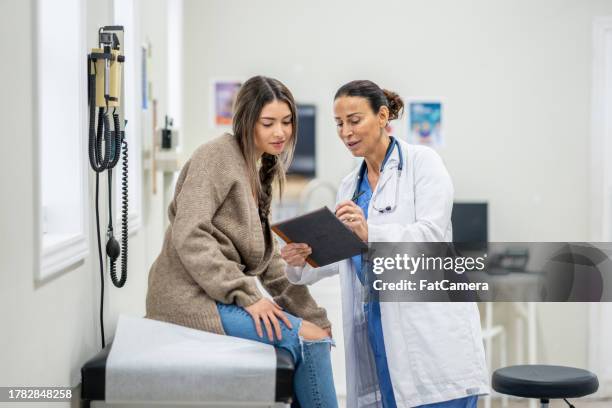 teenager at a medical appointment - kontroll bildbanksfoton och bilder