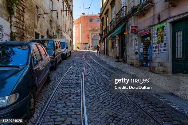 die straßenansicht von calçada de santo andré, lissabon, portugal - praca de figueria stock-fotos und bilder