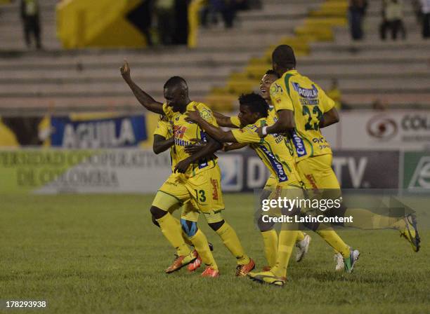 Francisco Cordoba and his teammates of Atletico Huila celebrate a goal against Deportes Tolima during a match between Atletico Huila and Deportes...