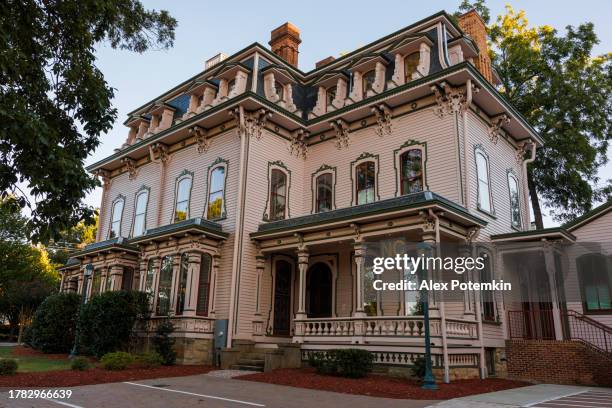 old raleigh, north carolina historic second empire style executive mansion facade - old victorian house stockfoto's en -beelden