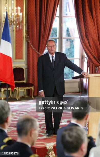 Le président Jacques Chirac se tient près du pupitre, le 07 janvier 2003 au palais de l'Elysée à Paris, à l'occasion des voeux des Armées. Le chef de...