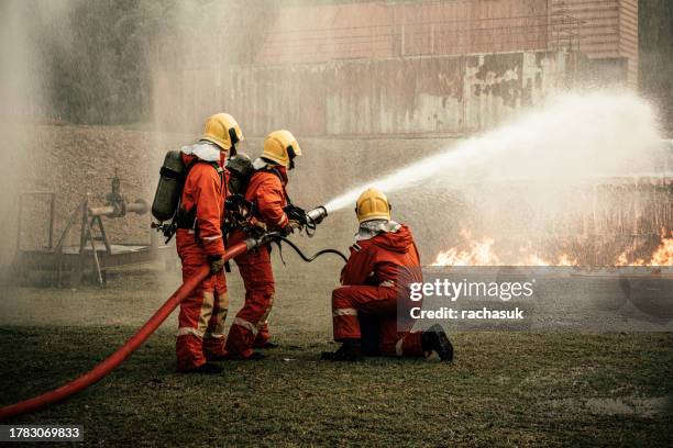 強くて勇敢な消防士 - fire engine ストックフォトと画像