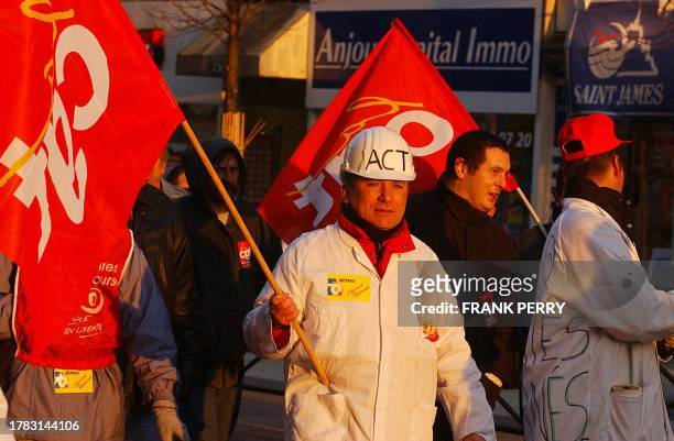 Plus d'un millier de salariés appartenant à des entreprises du bassin industriel angevin manifestent, le 09 janvier 2003, dans les rues du centre...