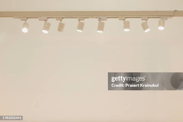 ceiling lights shining down on concrete wall - lamp shade stockfoto's en -beelden