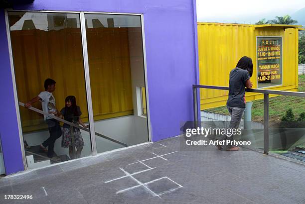 40 Shipping Container Library In Indonesia Stock Photos, High-Res ...