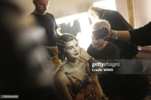 Backstage Modèle Model Backstage Hair Photos and Premium High Res Pictures - Getty Images