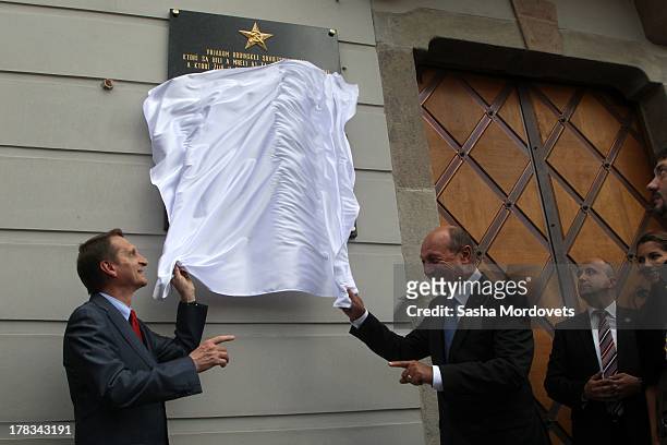 Russian State Duma Speaker Sergei Naryshkin and Romanian President Traian Basescu unveil a plaque, honouring the Romanian and Russian armies who...