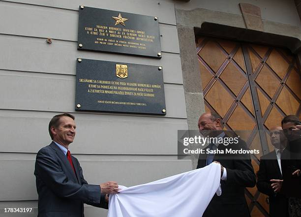 Russian State Duma Speaker Sergei Naryshkin and Romanian President Traian Basescu unveil a plaque, honouring the Romanian and Russian armies who...