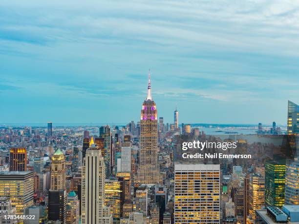 empire state building and mid town manhattan - aerial view of mid town manhattan new york foto e immagini stock