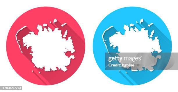 stockillustraties, clipart, cartoons en iconen met micronesia map. round icon with long shadow on red or blue background - pohnpei