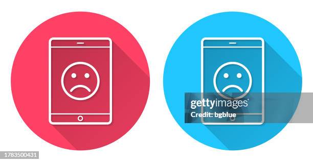 ilustrações, clipart, desenhos animados e ícones de tablet pc com emoji triste. ícone redondo com sombra longa no fundo vermelho ou azul - disappointing phone