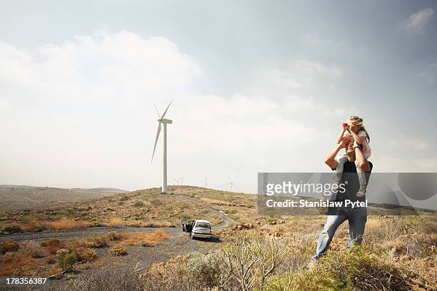 father showing daughter windmills - fuel and power generation stock-fotos und bilder