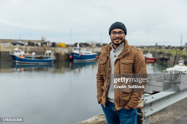 happy portrait in the harbour - guy with attitude mid shot stock pictures, royalty-free photos & images