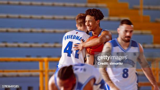 uomini che si salutano - number 23 basketball player foto e immagini stock