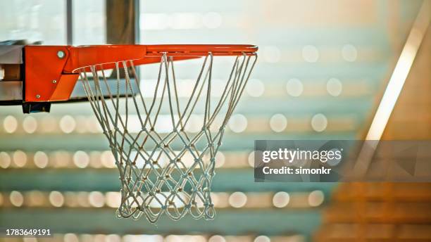 primer plano del aro de baloncesto - canasta de baloncesto fotografías e imágenes de stock