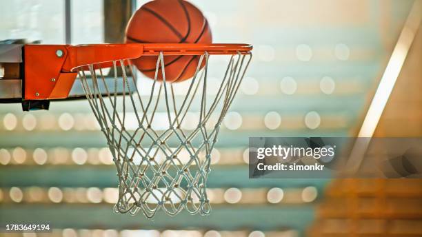 basketball falling in basket - basketball net stockfoto's en -beelden