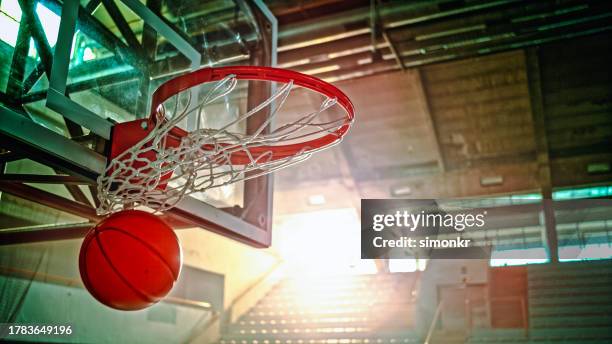 basketball falling from basket - cesto de basquetebol imagens e fotografias de stock