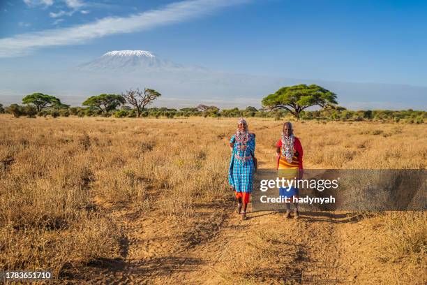 african women carrying her baby, kenya, east africa - masaï stockfoto's en -beelden