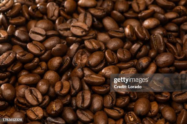 geröstete kaffeebohnen - geröstete kaffeebohne stock-fotos und bilder