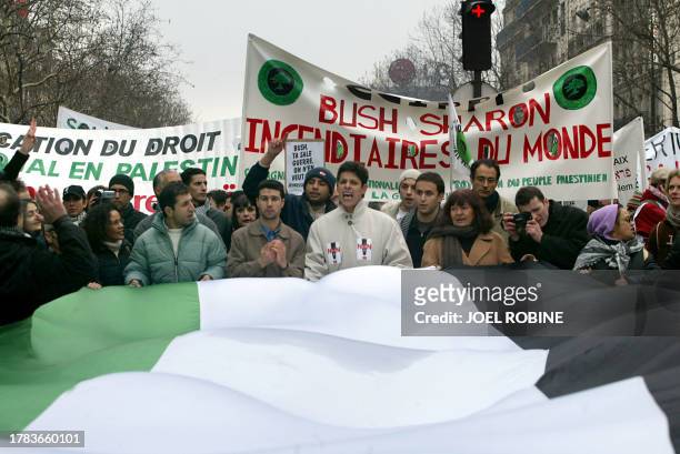 Des personnes défilent avec le drapeau irakien le 18 janvier 2003 à Paris, lors d'une manifestation pour dire "non à la guerre", à l'appel d'une...