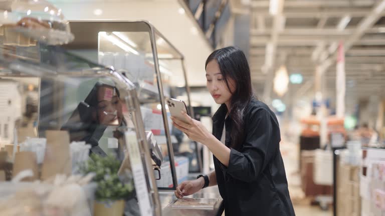 Customer Using Mobile Using Efficiently Customer using a mobile phone scanning for payment 동영상 (1783683835 ...