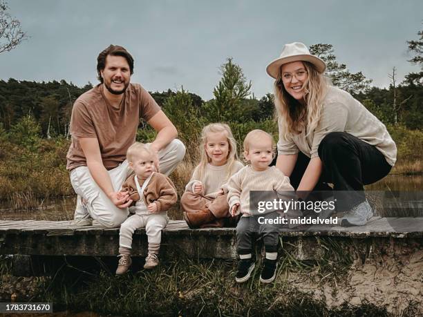 posierende junge familie bei einem urlaubsshooting - fotosession stock-fotos und bilder
