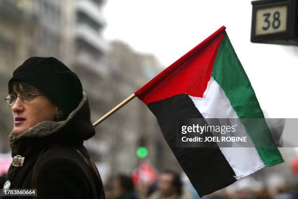 Une personne défile avec le drapeau palestinien le 18 janvier 2003 à Paris, lors d'une manifestation pour dire "non à la guerre", à l'appel d'une...