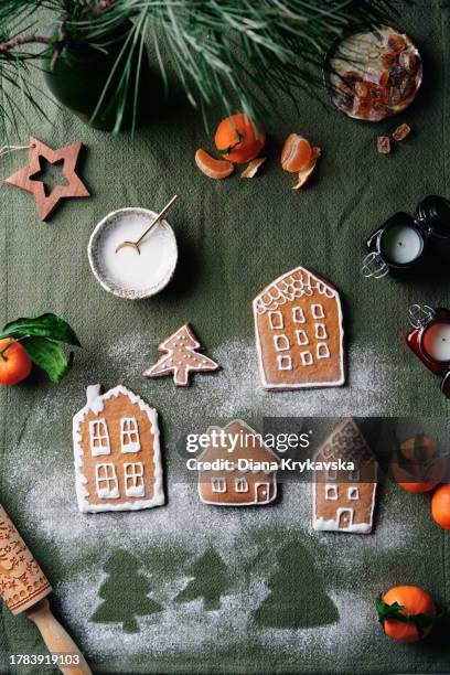 christmas gingerbread houses. christmas background with gingerbread cookies - yule marble stock pictures, royalty-free photos & images