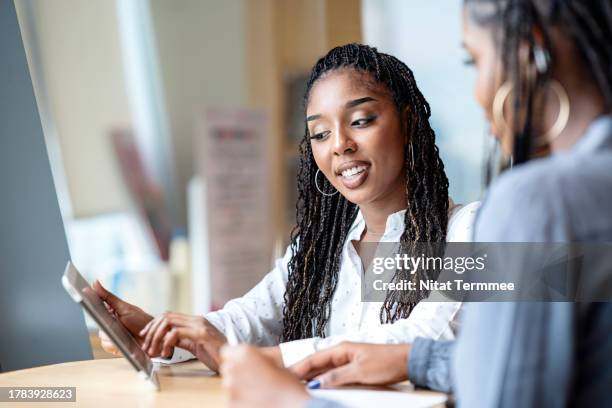 managing risks for your team in decision-making for project management. a female business development lead in a discussion with her team via a tablet computer in a tech business office. - coach bildbanksfoton och bilder