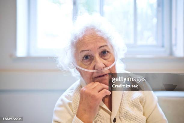 paciente de la tercera edad con tubo de oxígeno - tubo de oxígeno fotografías e imágenes de stock