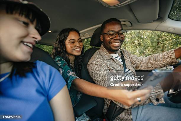 wir sollten rechts abbiegen - fahrgemeinschaft stock-fotos und bilder
