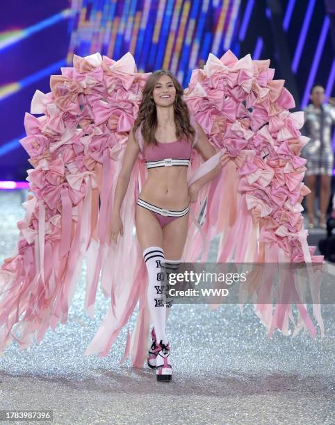 Grace Elizabeth on the catwalk