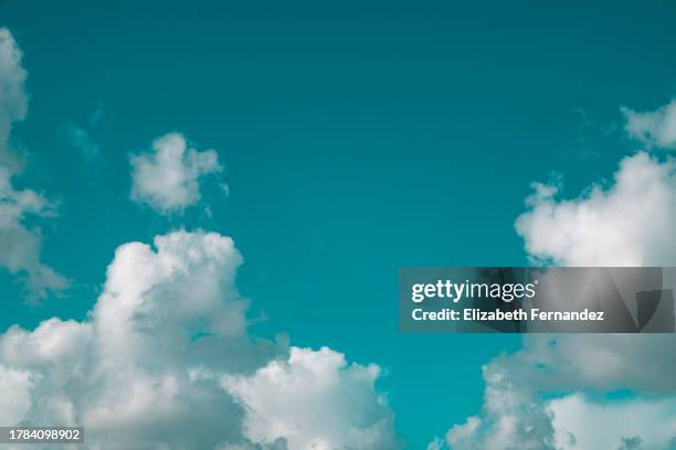 clouds on blue sky - cielo blu foto e immagini stock