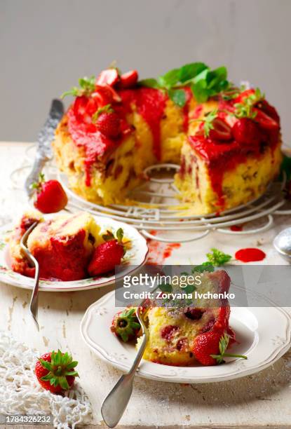 fresh strawberry yogurt cake - chandler strawberry stock pictures, royalty-free photos & images