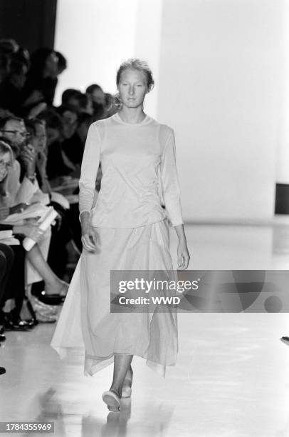 Donna Rizer Donna Karan Fashion Show 1998 Photos and Premium High Res Pictures ...