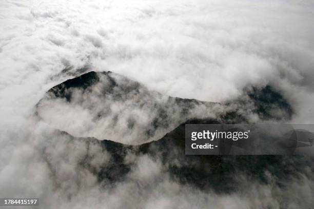 Vue aérienne datée du 20 juillet 2006 au matin du volcan du Piton de la Fournaise à la Réunion. Le volcan de La Réunion est entré en éruption vers...